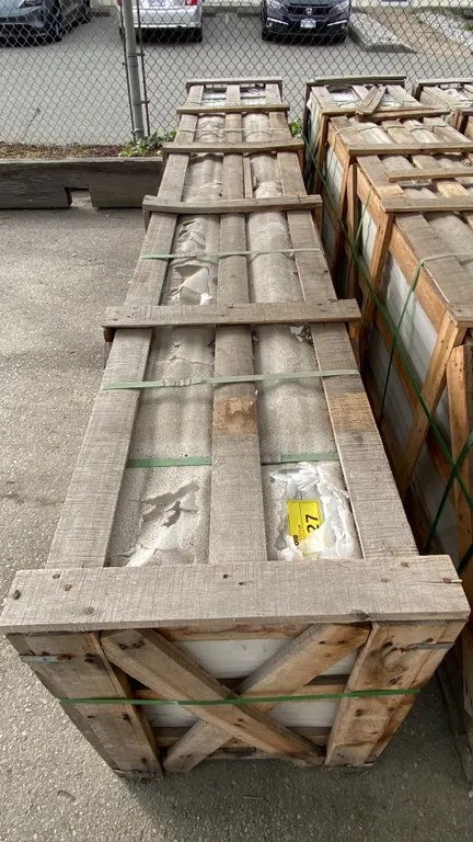 WOODEN CRATE OF WHITE WITH GREY GRAIN STONE COUNTERTOP SLABS, APPROX 16PCS