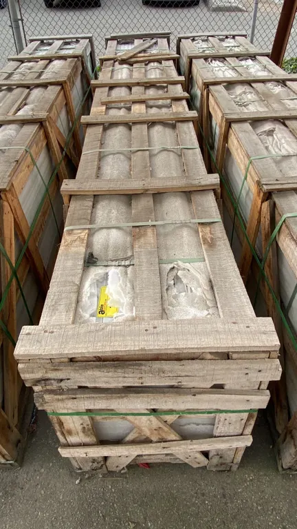 WOODEN CRATE OF WHITE WITH GREY GRAIN STONE COUNTERTOP SLABS, APPROX 16PCS