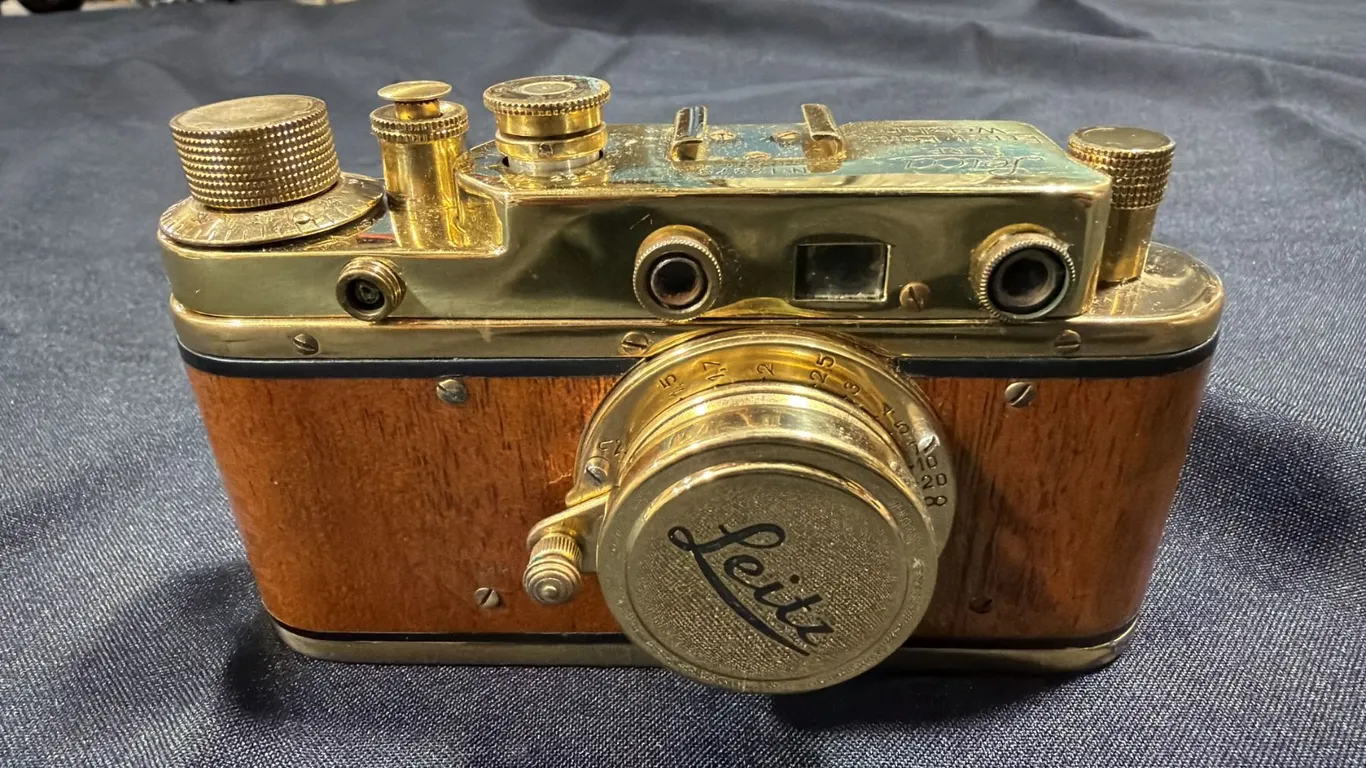 LEICA II (COPY) D.R.P. ERNST LEITZ WETZLER 35MM FILM CAMERA (GOLD WITH WOOD BODY)