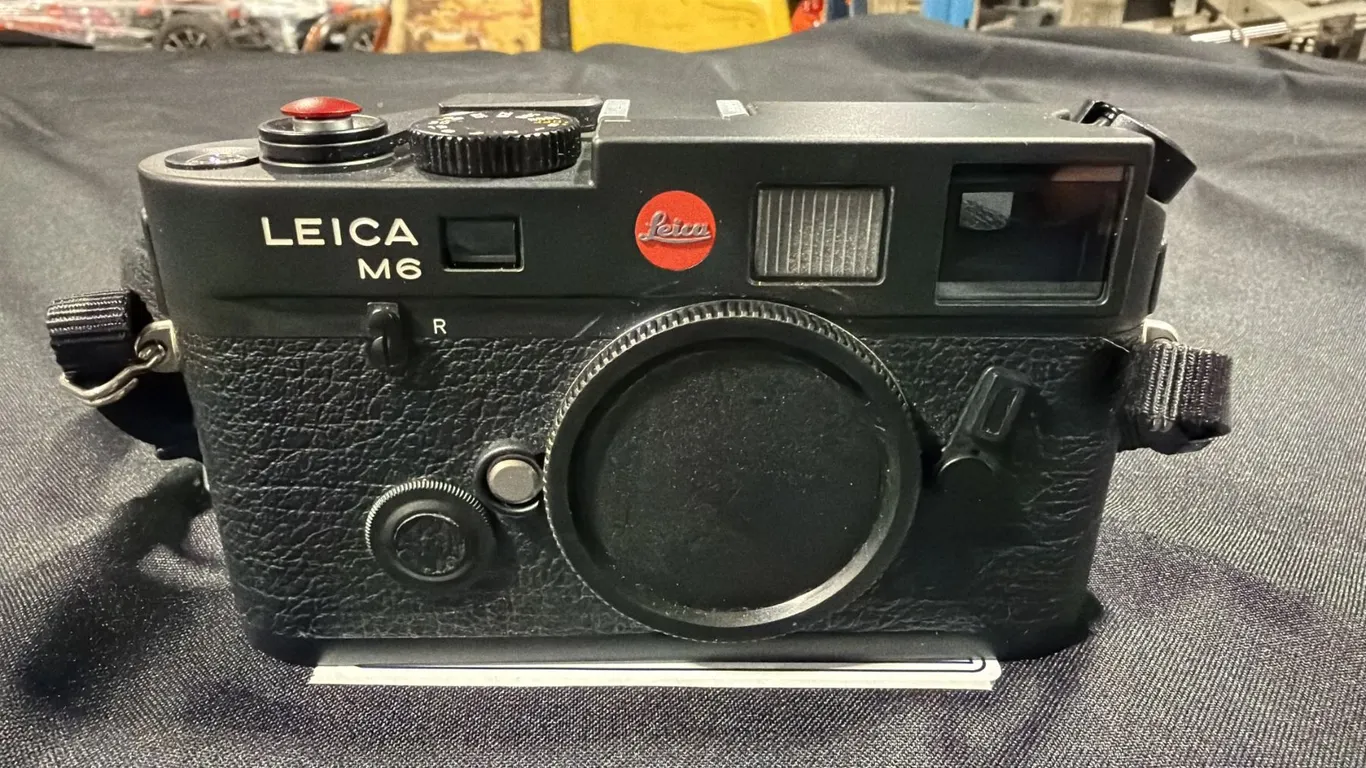 LEICA M6 35MM FILM CAMERA MADE IN GERMANY (BLACK BODY) *NO LENS*