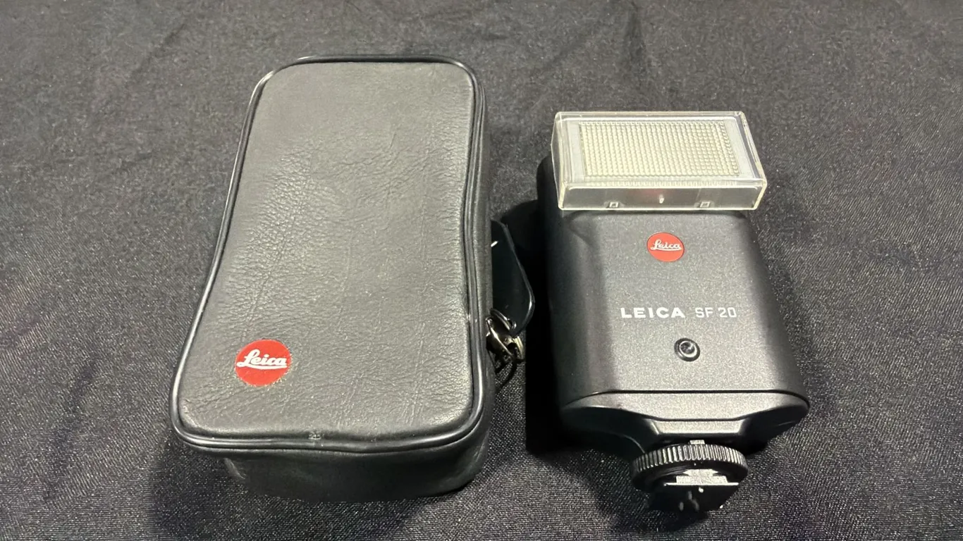 LEICA SF 20 FLASH WITH CASE
