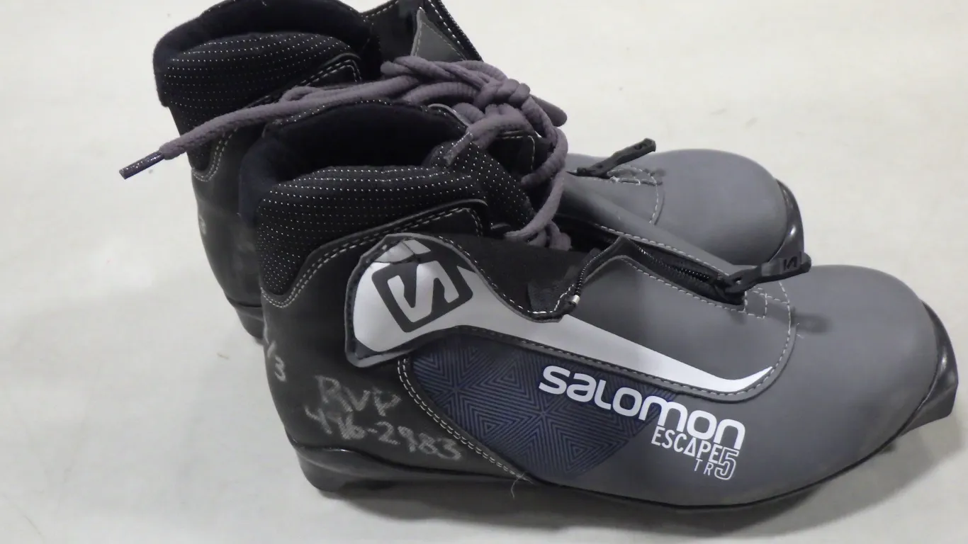 Salomon Escape 5TR Cross-country ski boot (size 7.5) Salomon Escape 5TR