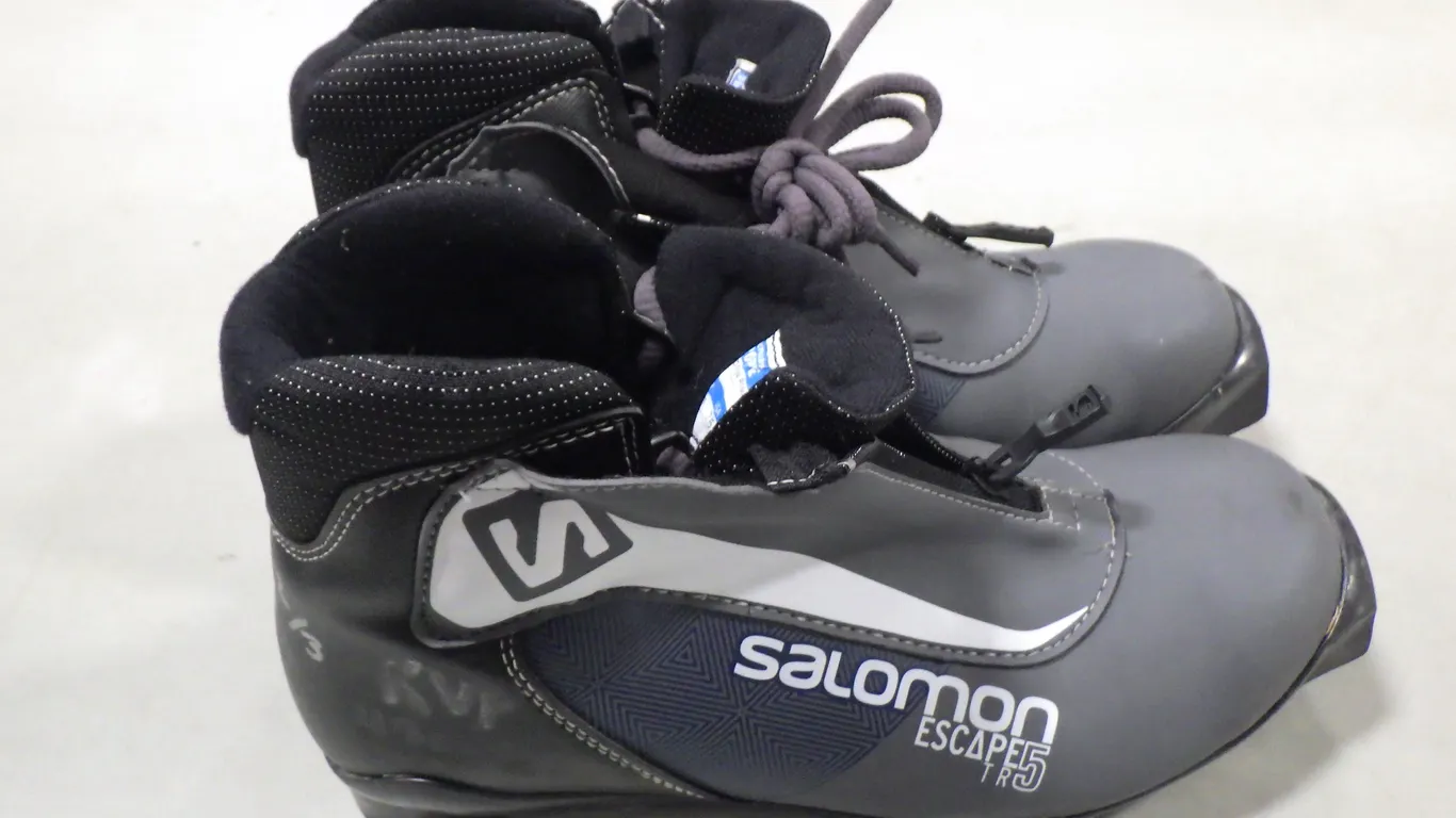 Salomon Escape 5TR Cross-country ski boot (size 7.5) Salomon Escape 5TR
