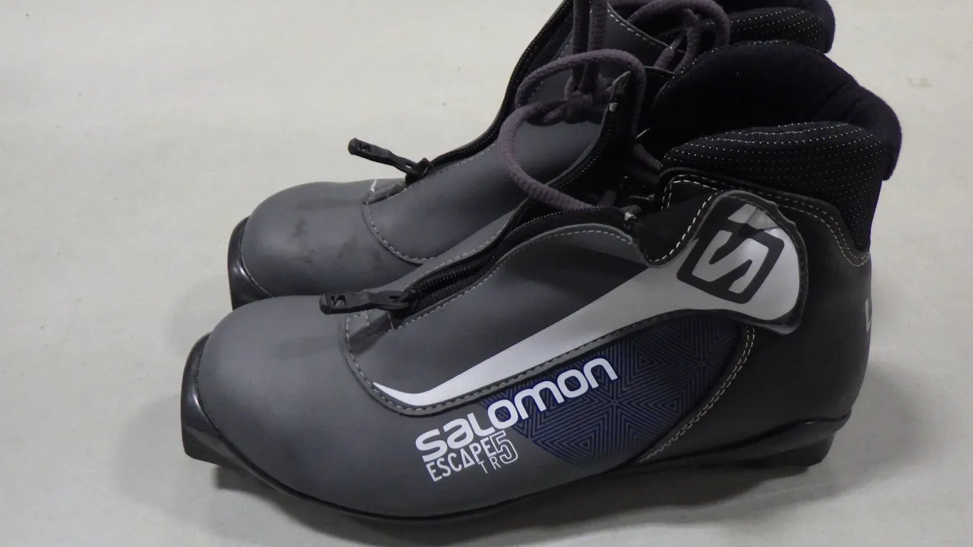 Salomon Escape 5TR Cross-country ski boot (size 7.5) Salomon Escape 5TR