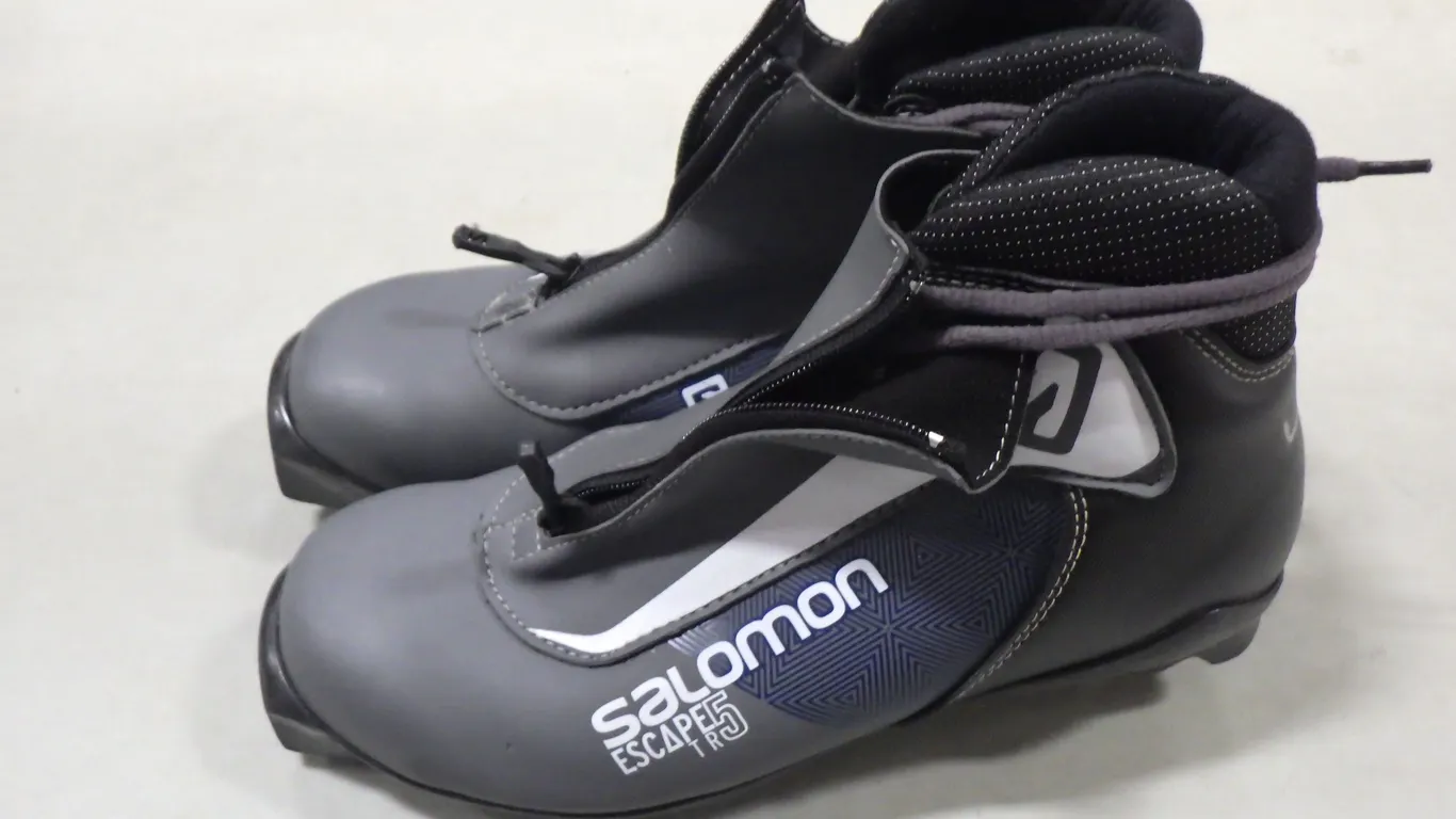 Salomon Escape 5TR Cross-country ski boot (size 7.5) Salomon Escape 5TR