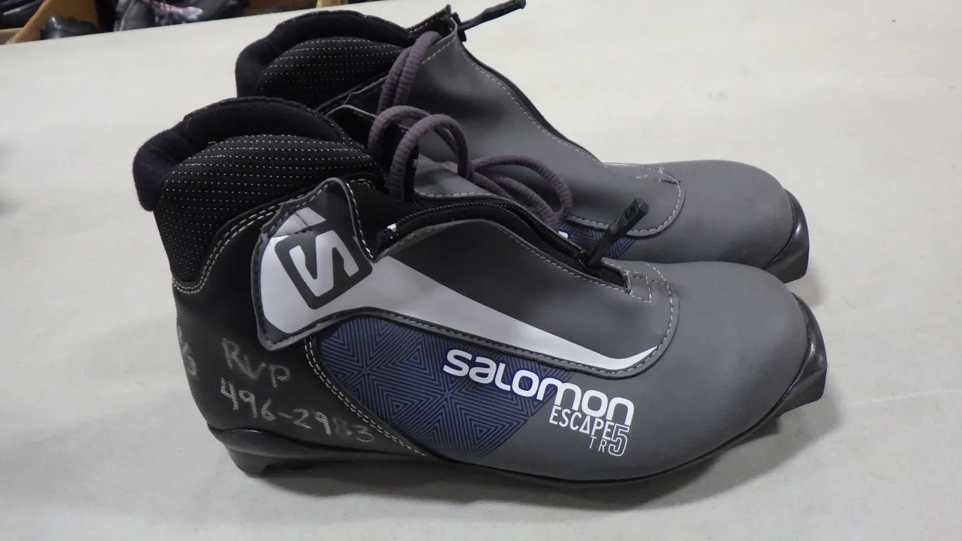 Salomon Escape 5TR Cross-country ski boot (size 7.5) Salomon Escape 5TR