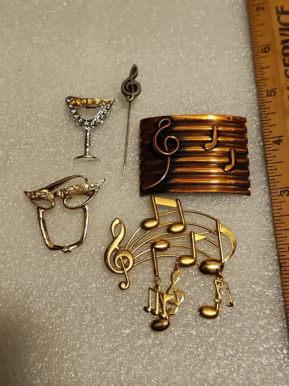 4 Brooches & Hat Pin