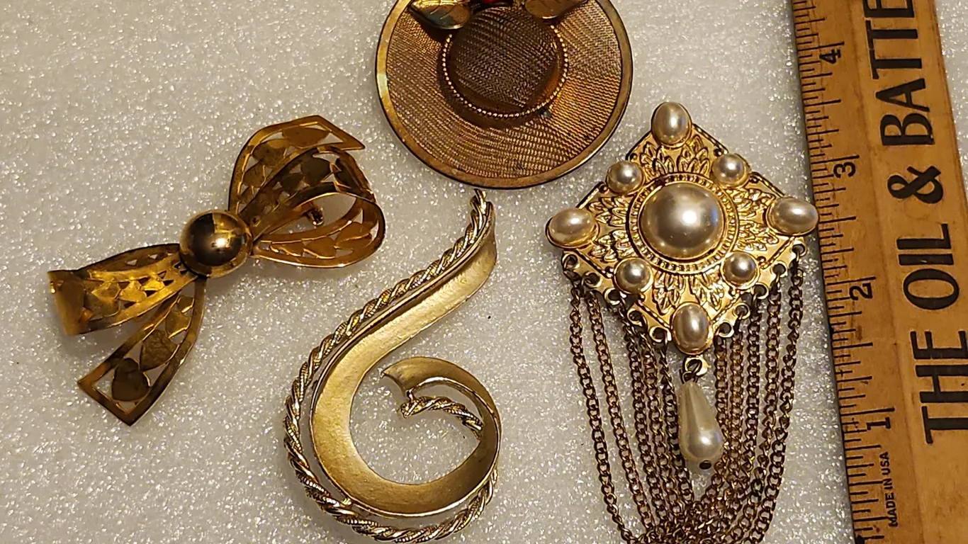 4 Brooches