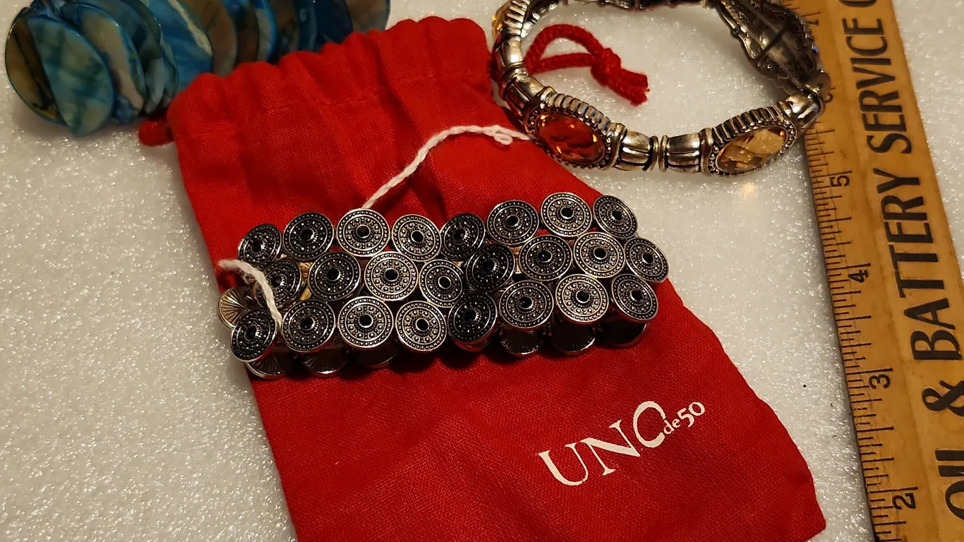3 Bracelets 1 Is UNO De 50