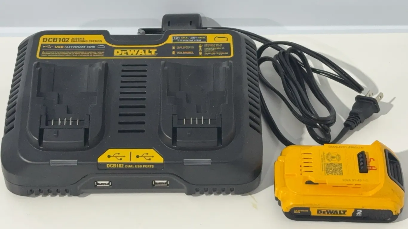 *LIKE NEW* DEWALT 12V-20V MAX Lithium-Ion Dual Port Jobsite Charging Station + 20V Battery Pack