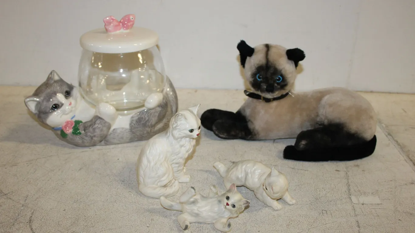 Cat Figurines & Decor