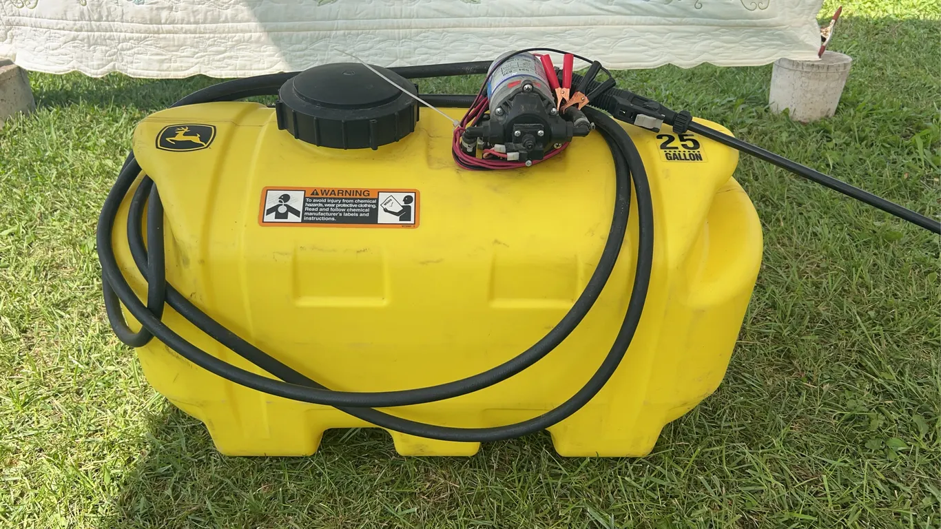 John Deere 25 Gallon Sprayer