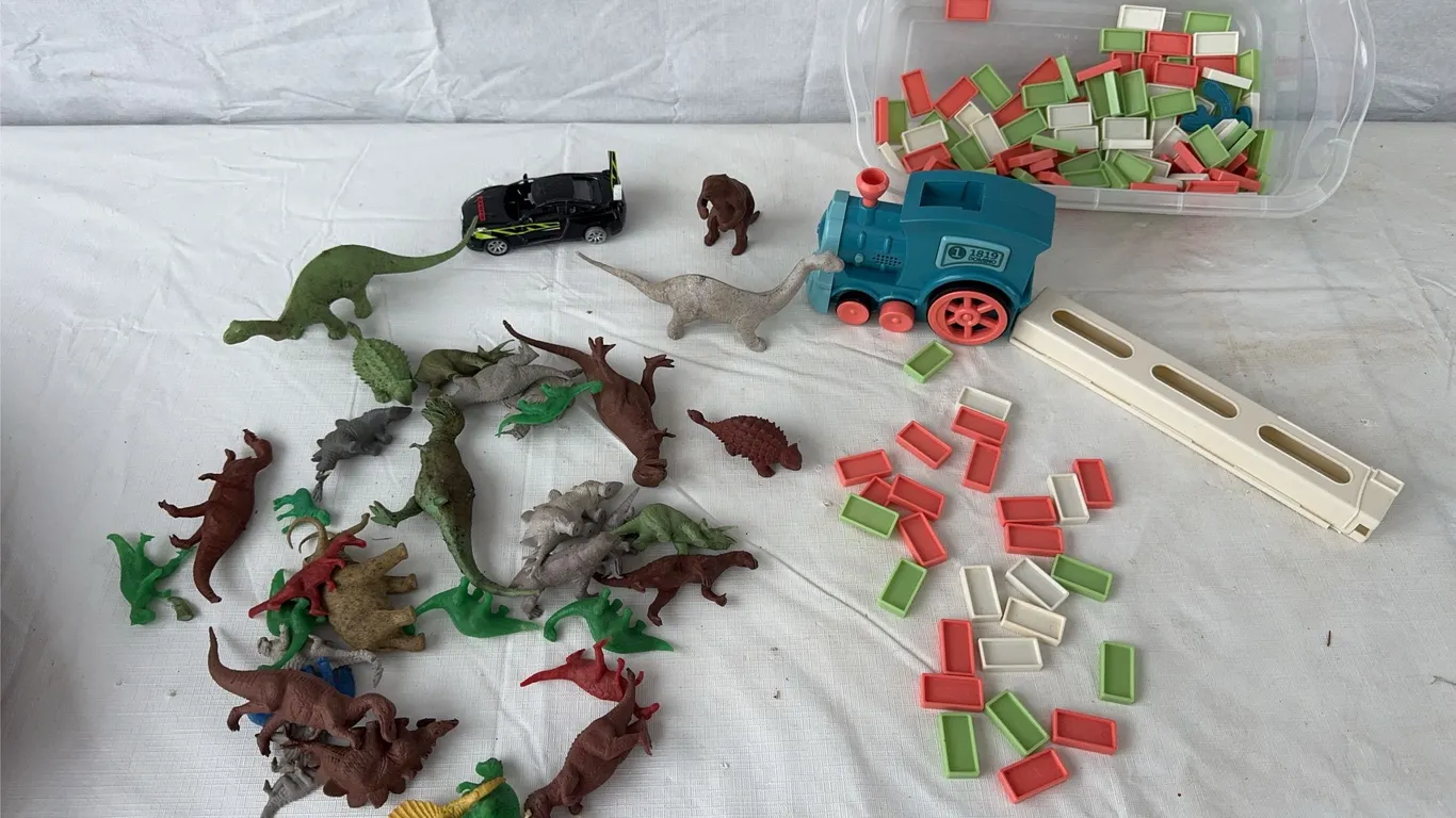 Domino Train & Dinos