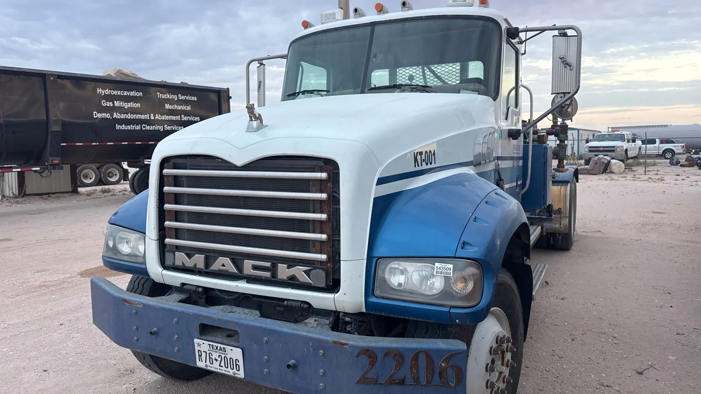 2009 MACK GU713 KILL TRUCK T/A TANDEM AXLE DAY CAB TRUCK TRACTOR VIN: 1M2AX07Y09M005339