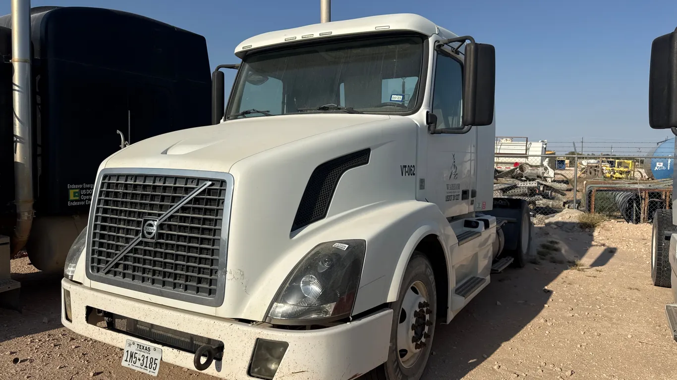 2011 VOLVO SINGLE AXLE DAY CAB TRUCK TRACTOR