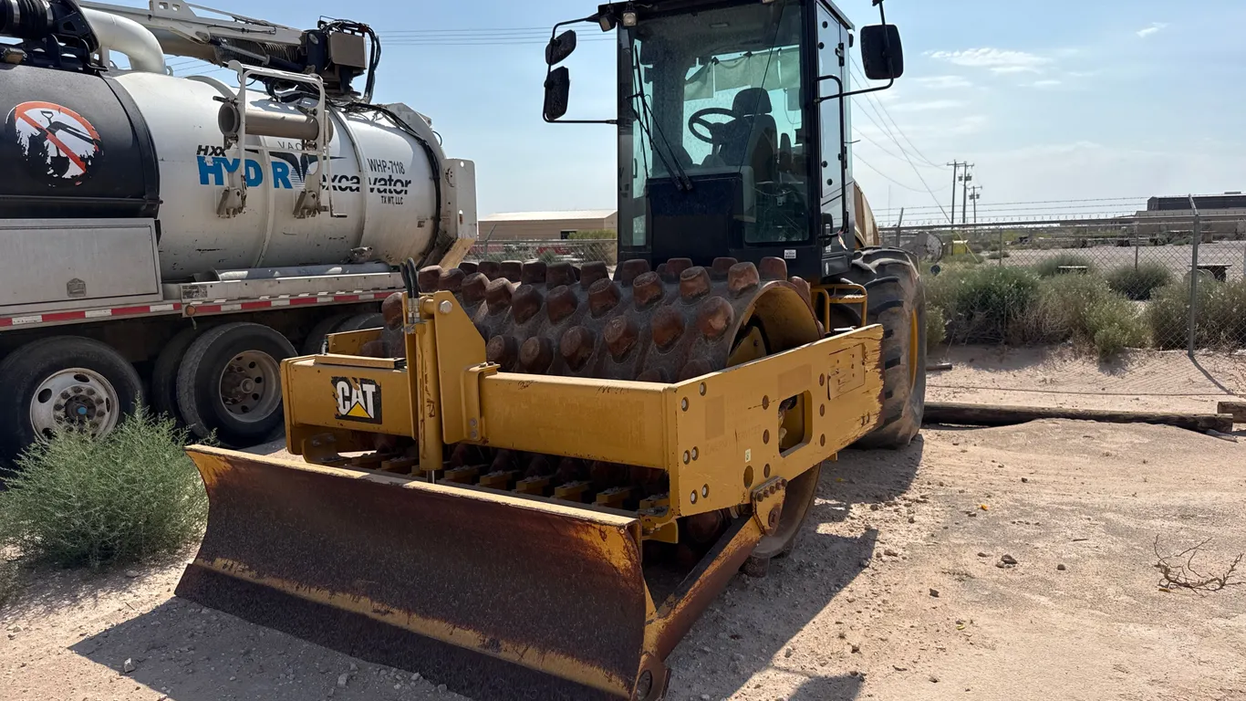 2013 CATERPILLAR CP56B SINGLE DRUM VIBRATORY ROLLER SN: LHC00292