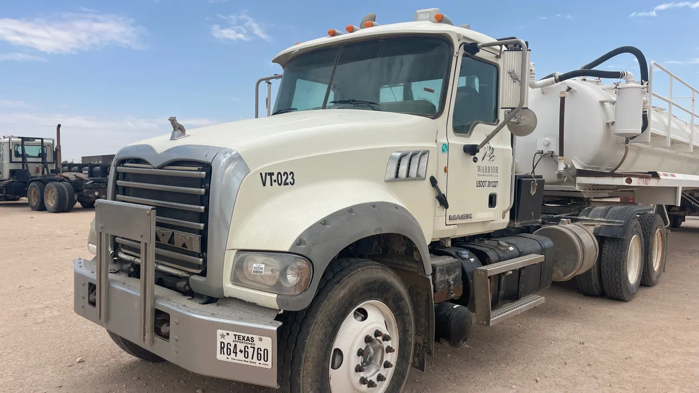 2013 MACK GU713 TANDEM AXLE DAY CAB TRUCK TRACTOR VIN: 1M1AX09Y2DM017597