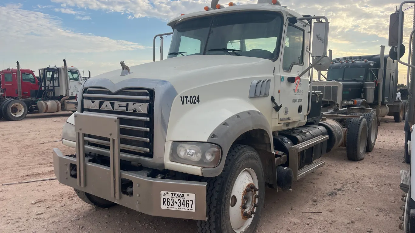 2013 MACK GU713 T/A TANDEM AXLE DAY CAB TRUCK TRACTOR VIN: 1M1AX09Y4DM017603