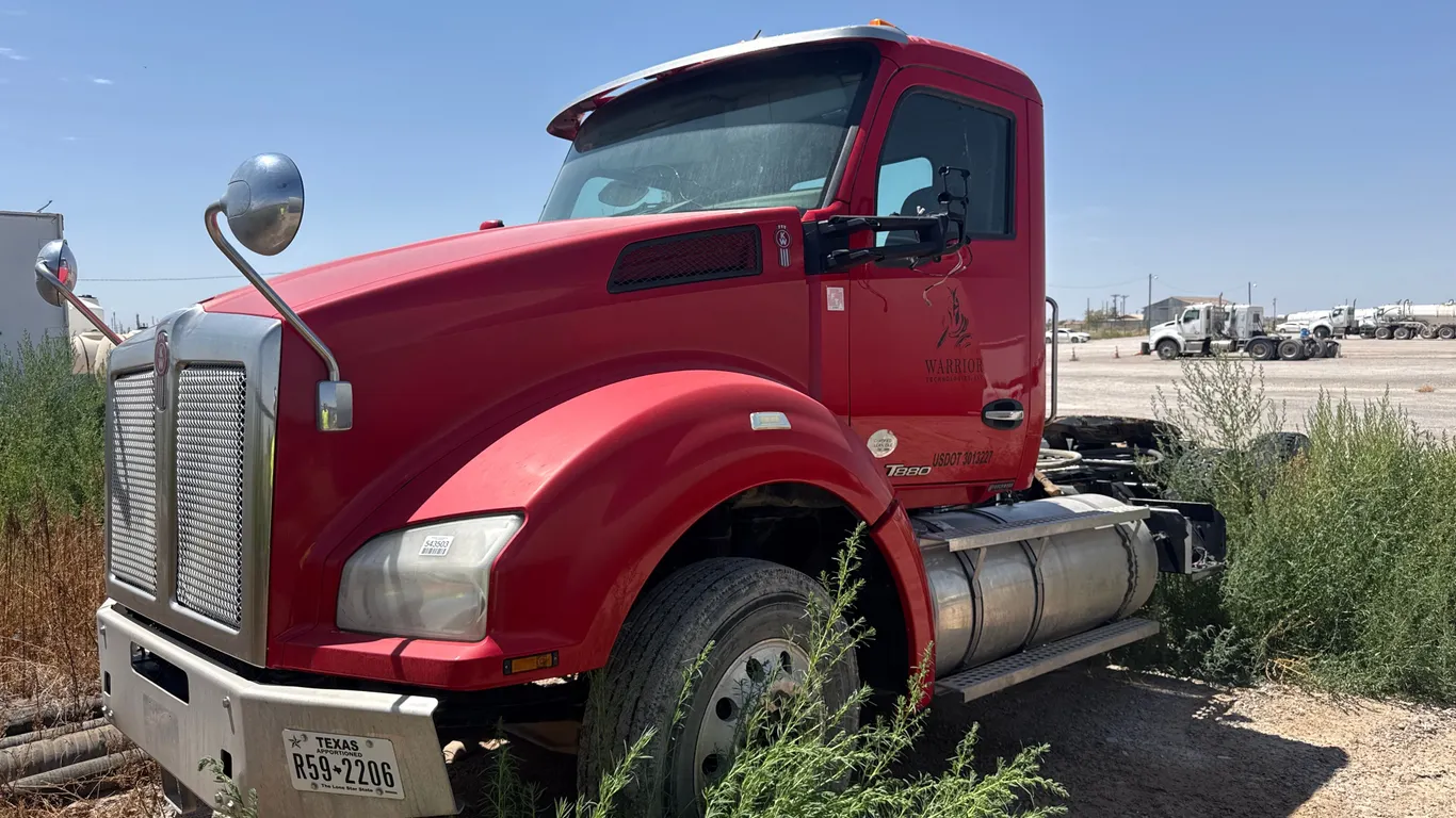 2016 KENWORTH T880 T/A TANDEM AXLE DAY CAB TRUCK TRACTOR VIN: 1XKZDP8X1GJ105127