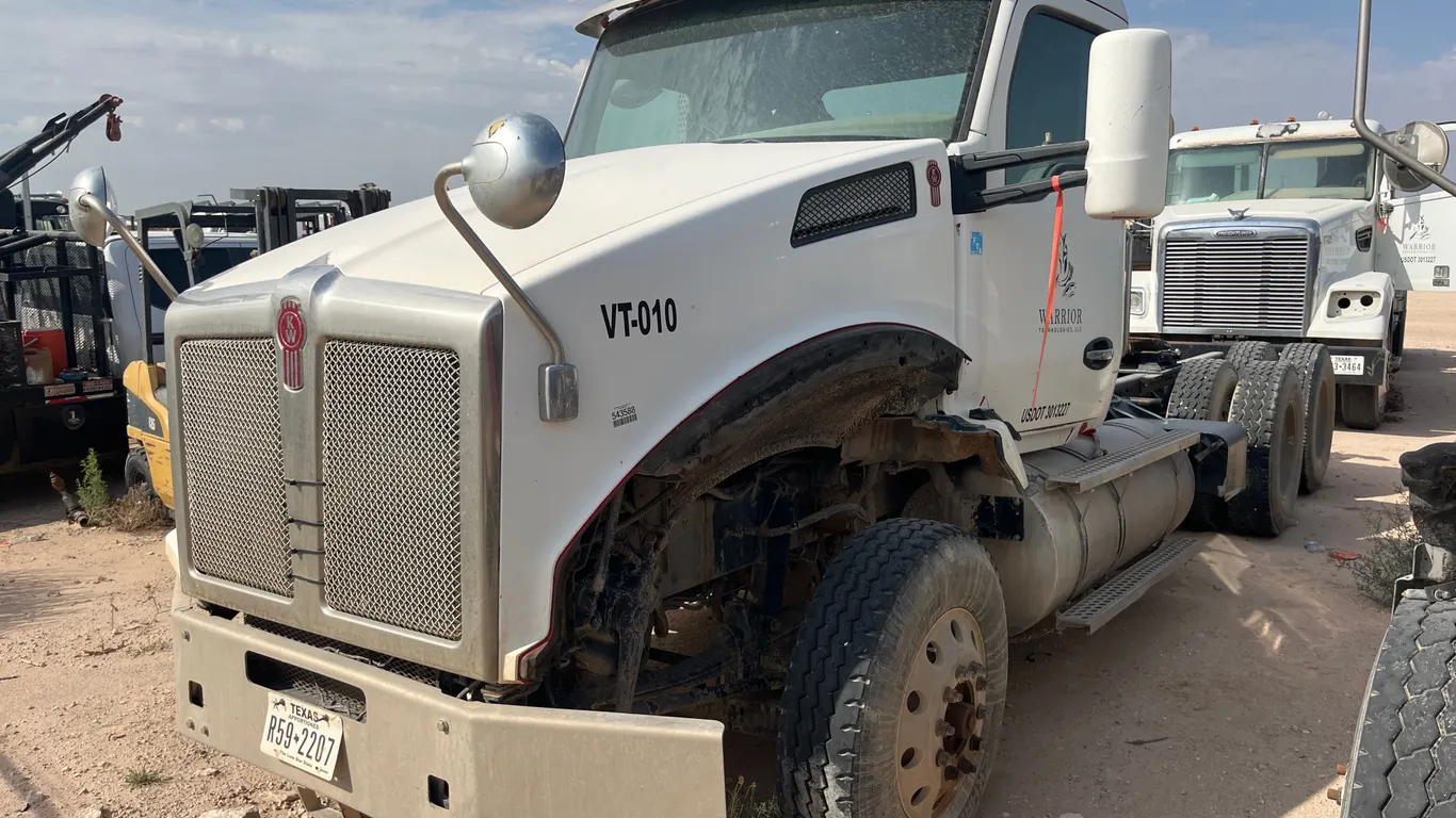 2016 KENWORTH T880 T/A TANDEM AXLE DAY CAB TRUCK TRACTOR VIN: 1XKZDP8X3GJ105128