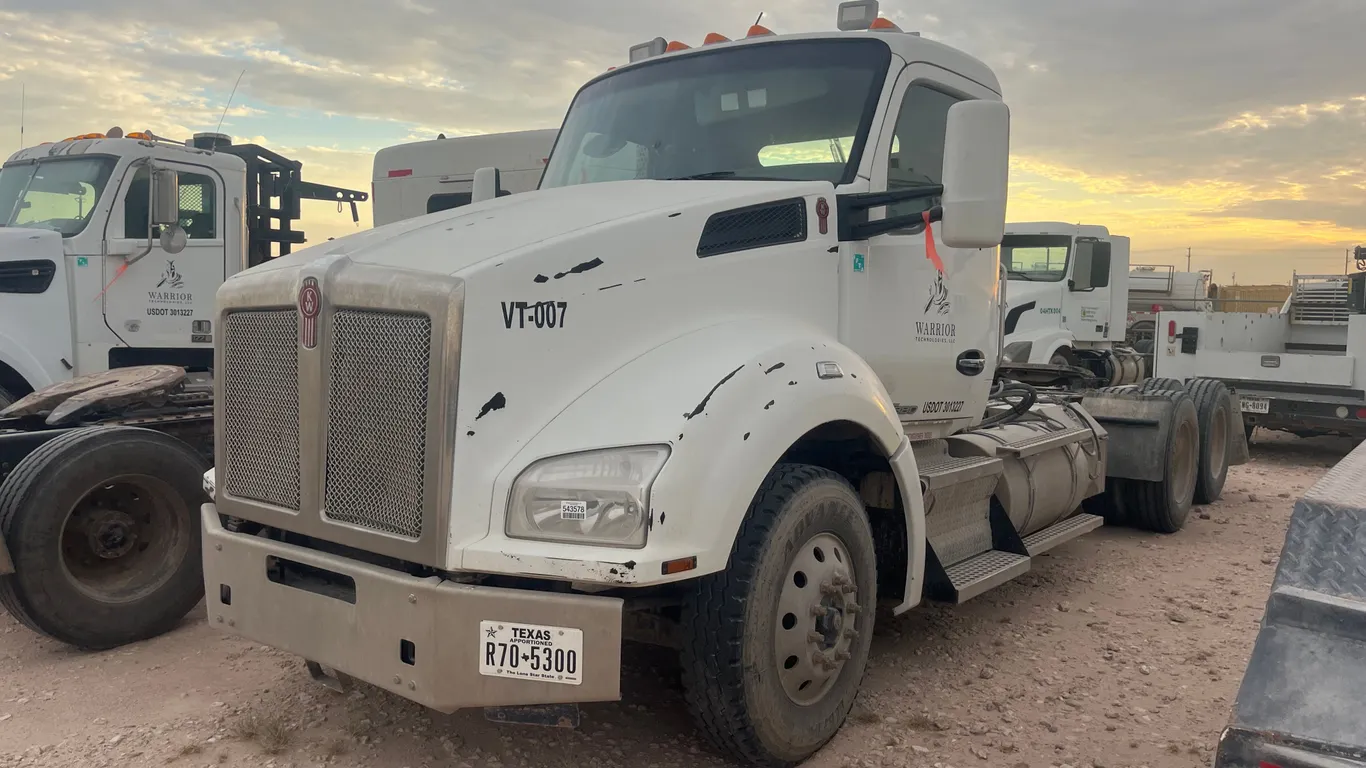 2015 KENWORTH T880 T/A TANDEM AXLE DAY CAB TRUCK TRACTOR VIN: 1XKZD49X1FJ437466