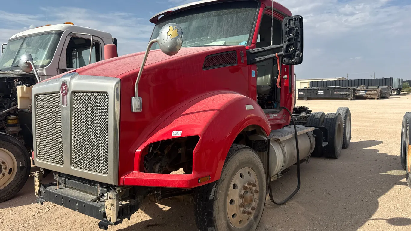 2016 KENWORTH T880 T/A TANDEM AXLE DAY CAB TRUCK TRACTOR VIN: 1XKZDP8X5GJ497948