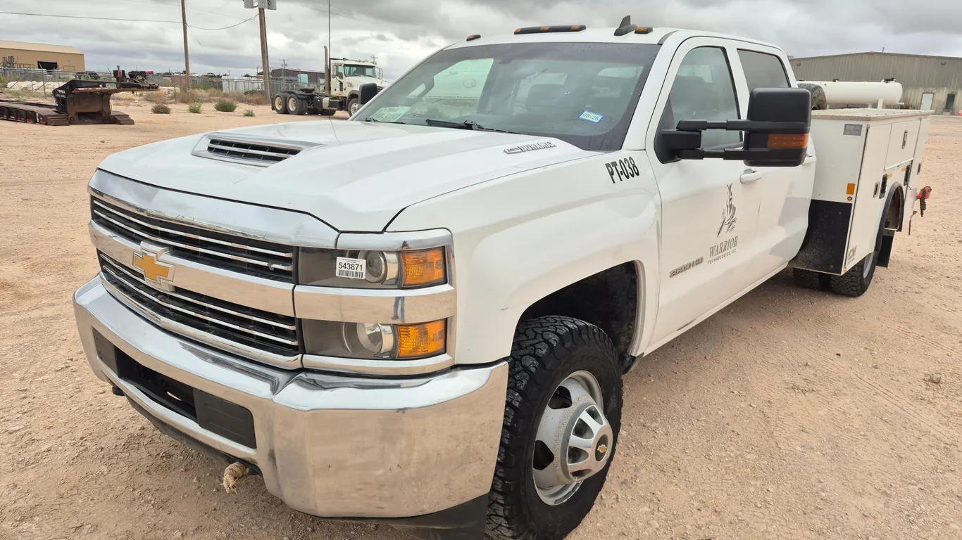 2018 CHEVROLET 3500HD CREW CAB 4X4 UTILITY TRUCK VIN: 1GB4KZCYXJF291207