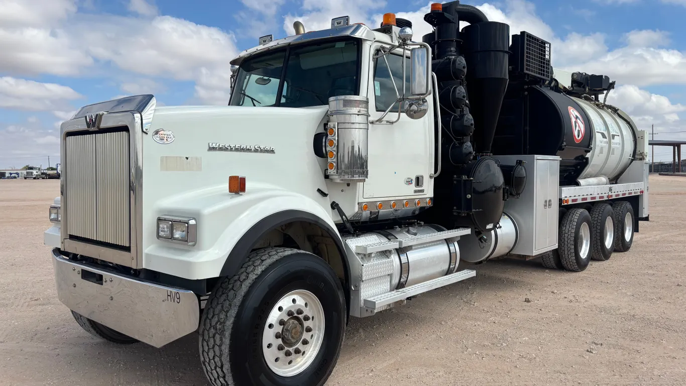 2019 WESTERN STAR 4900SF TRI/A HYDROVAC TRUCK VIN: 5KKPAEFG4KPKC3773