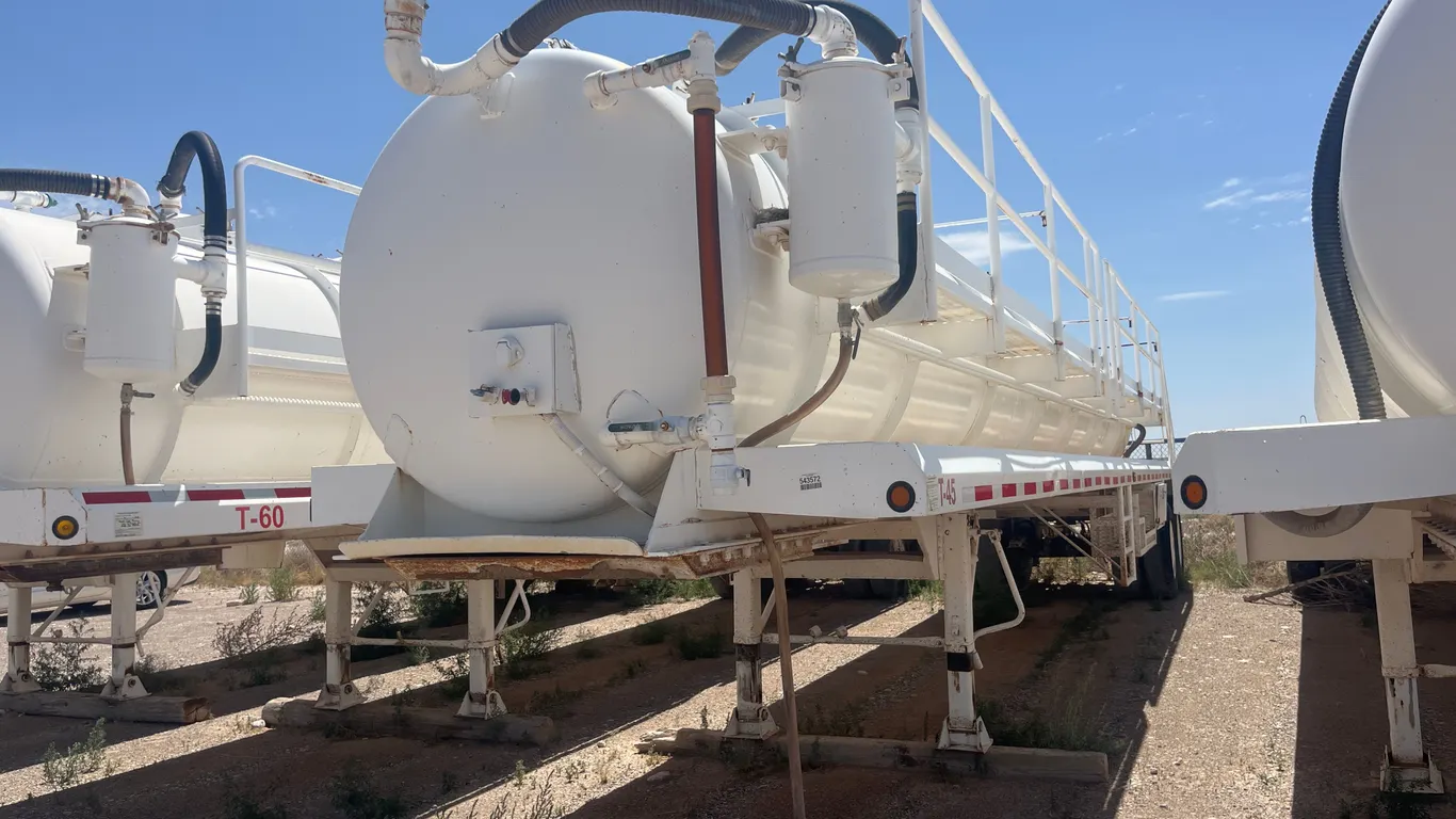DRAGON 130BBL T/A PNEUMATIC/BULK TRAILER VIN: 1UNST4221CL114080