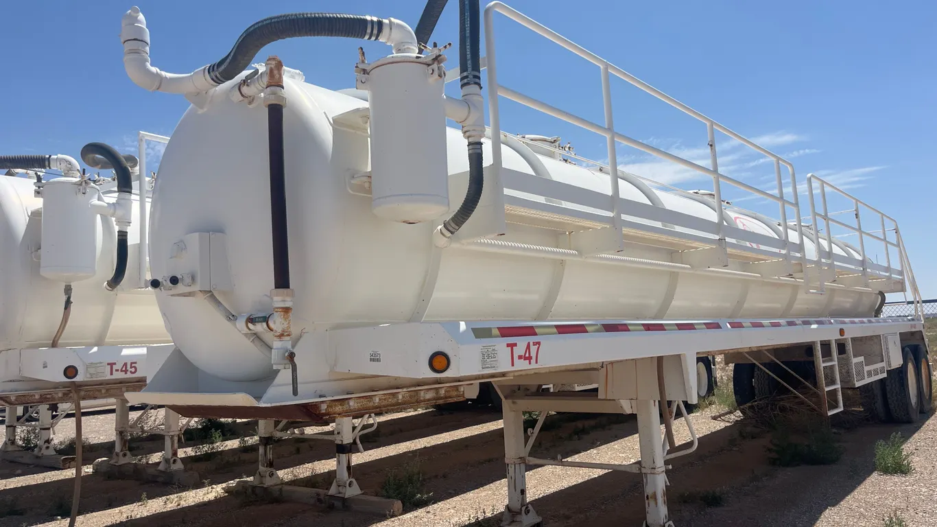 DRAGON 130BBL T/A PNEUMATIC/BULK TRAILER VIN: 1UNST4223CL114260