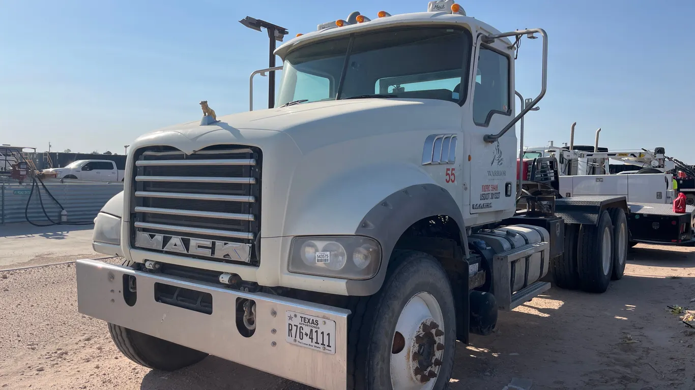 MACK GU713 T/A VACUUM TRUCK VIN: 1M1AX04Y9DM016583