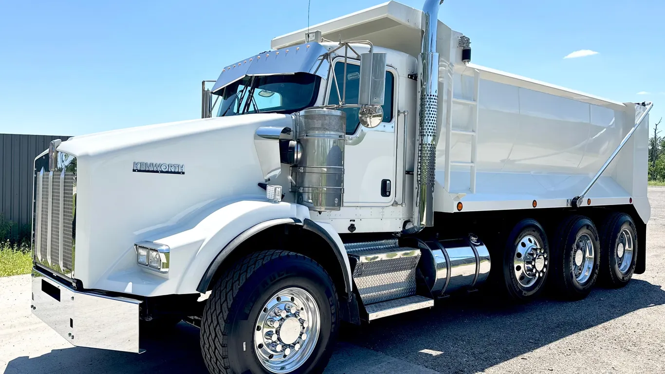 2013 KENWORTH T800 TRI-AXLE DUMP TRUCK VIN: 1XKDD40X7DJ360249
