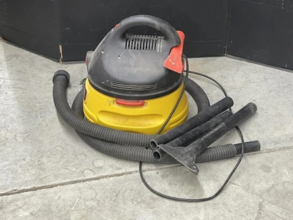 Stinger 2 Gallon Wet/dry Vac With Attachments B