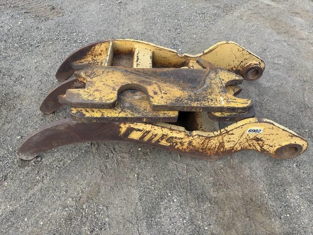 Kamatzu 300 Excavator Quick Attach Plates & Thumb