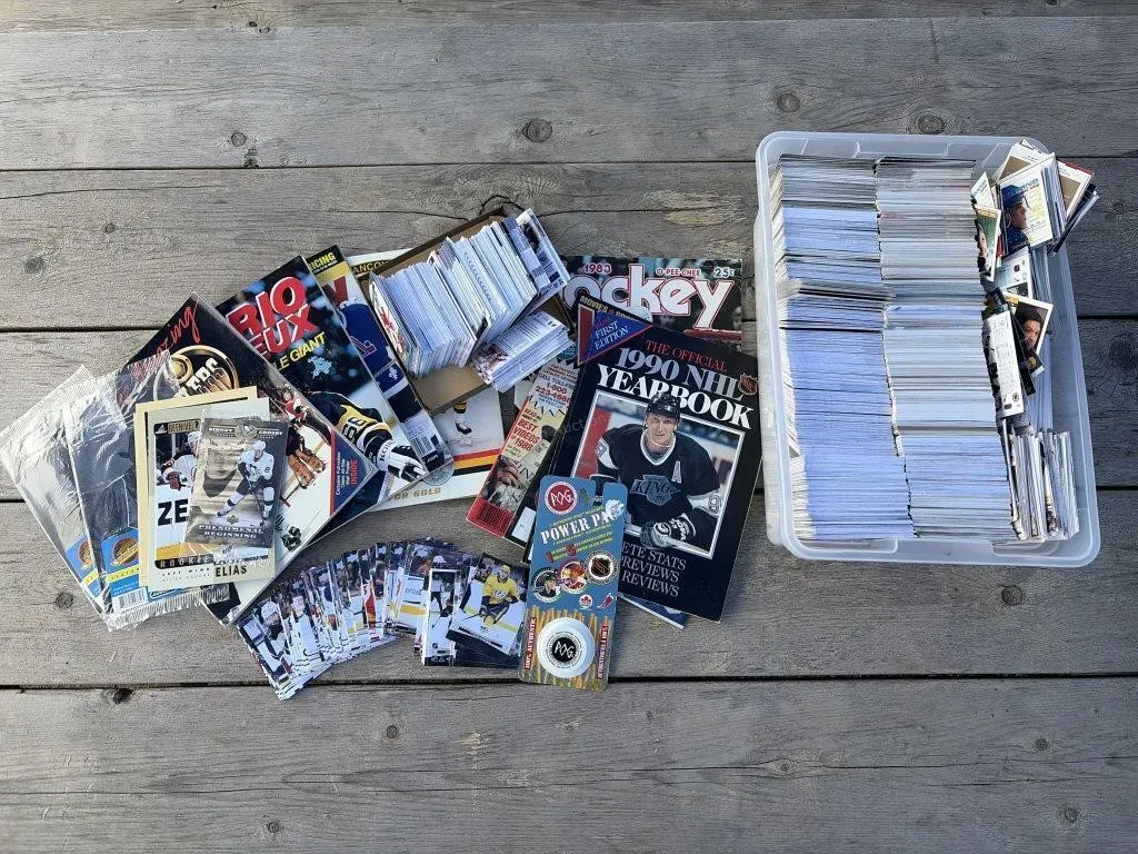 Large Assortment of Hockey Cards & Magazines
