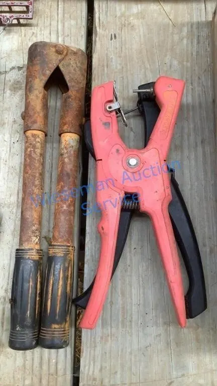 DEHORNER AND EAR TAGGERS