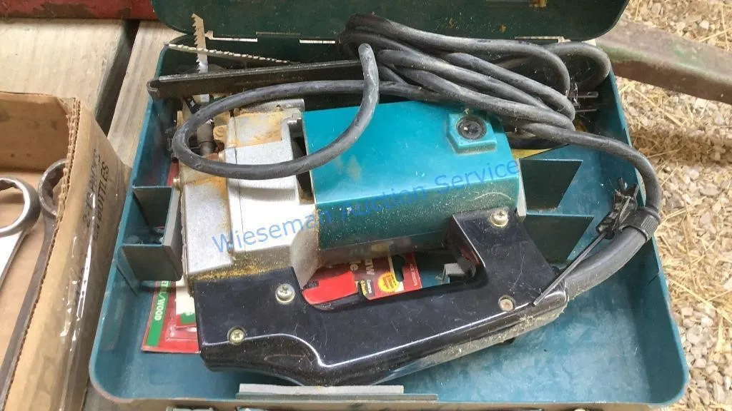 MAKITA ELECTRIC JIG SAW AND TOOLBOX WITH CONTENTS