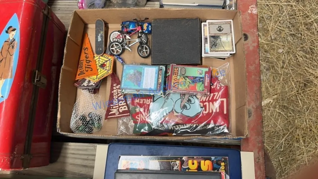 MINI PENNANTS, MAGIC CARDS, TOYS, ETC