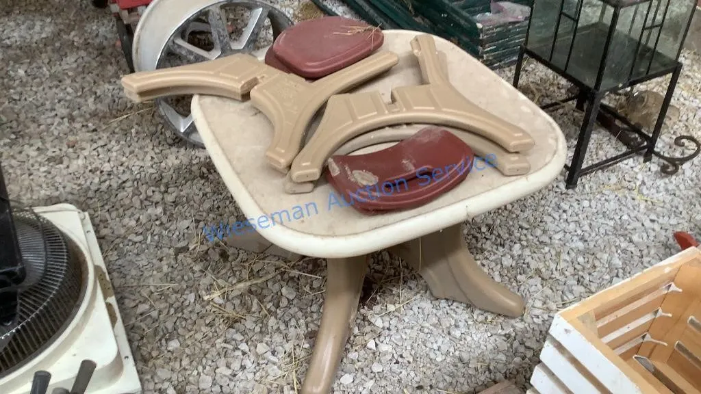 STEP 2 TABLE AND CHAIRS