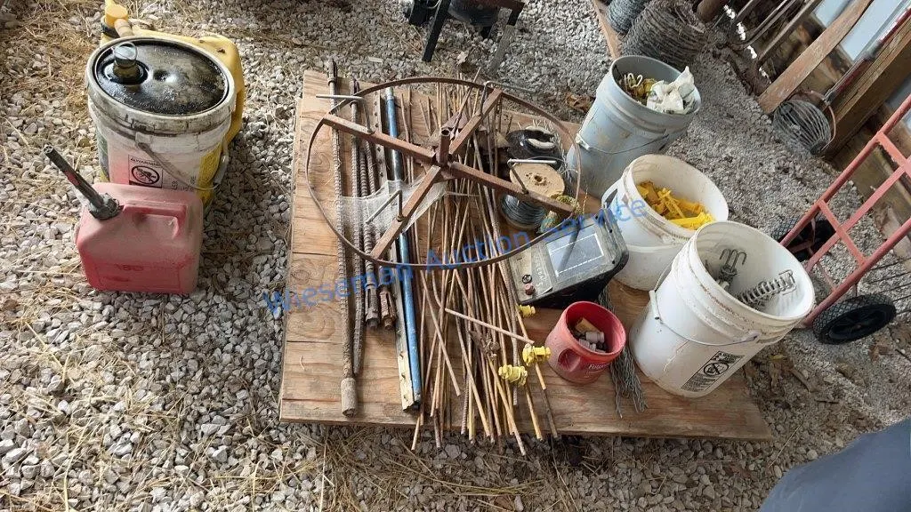 ELECTRIC FENCING ITEMS - PALLET