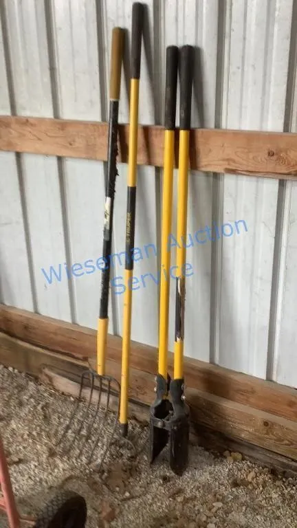 RAKES, POST HOLE DIGGER - TRUPER AND JOHN DEERE