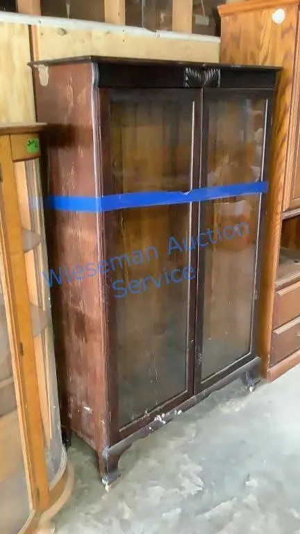 ANTIQUE CABINET (NO SHELVES)