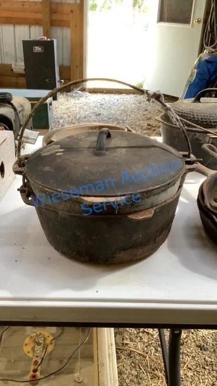 CAST IRON DUTCH OVENS AND 1 LID
