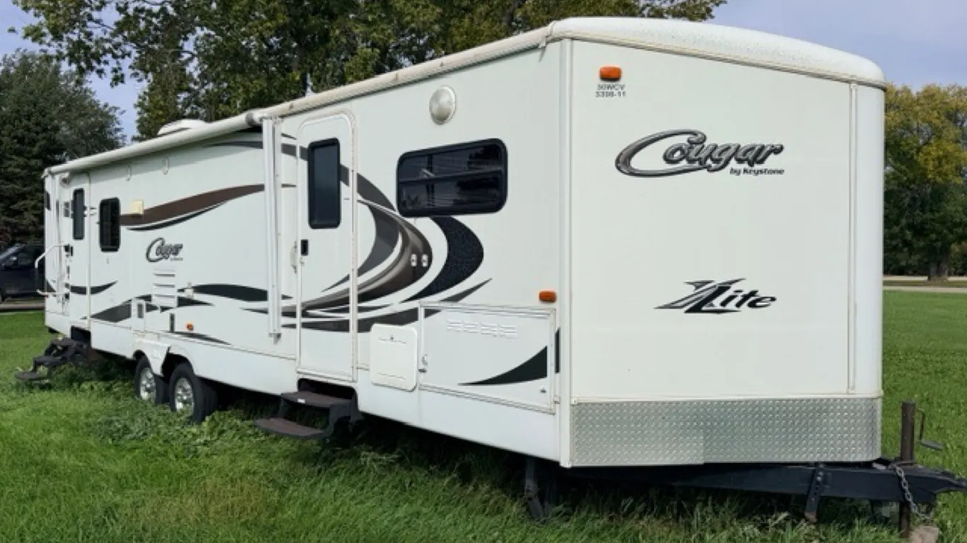 Keystone Cougar XLite 32' tandem axle travel trailer