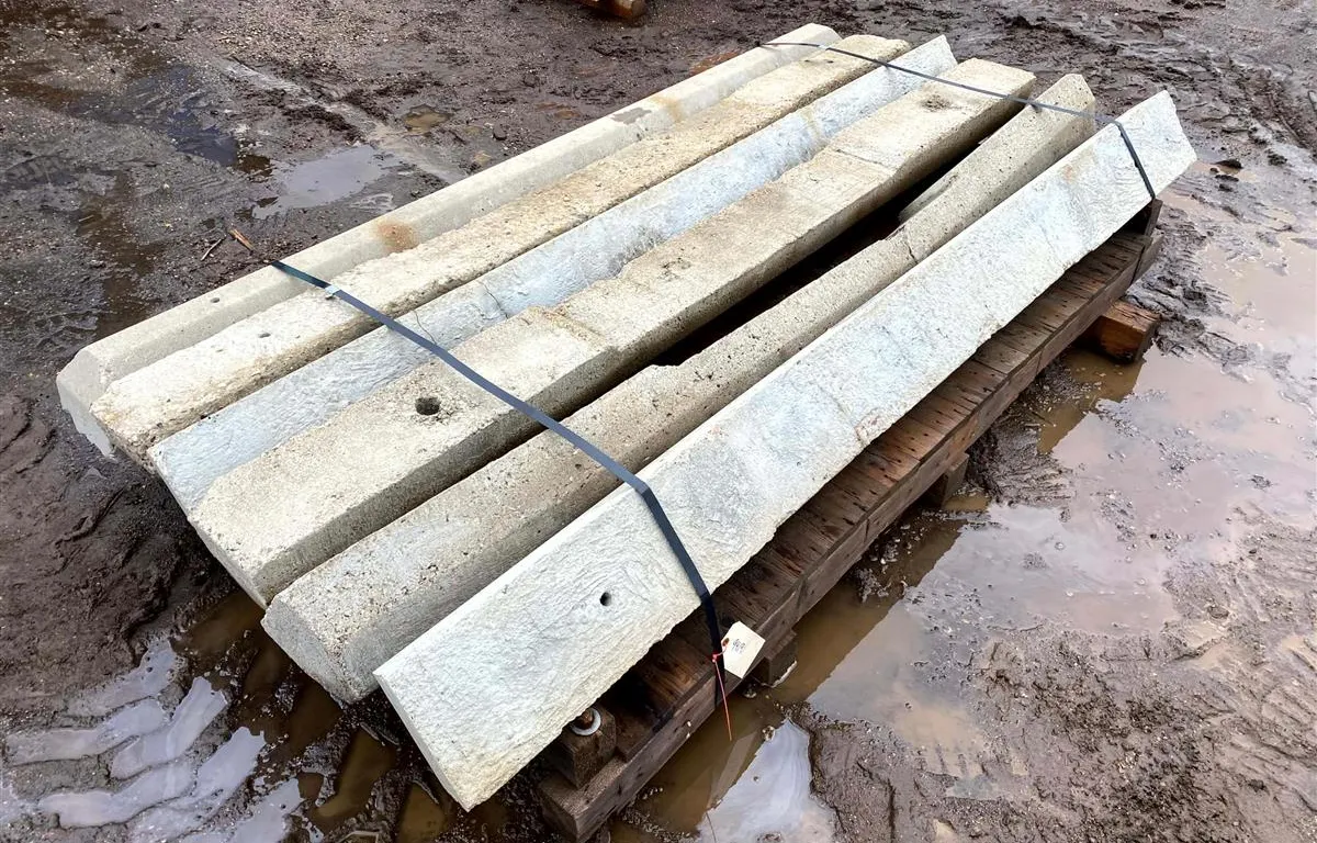 Precast Concrete Curb Sections
UNRESERVED
