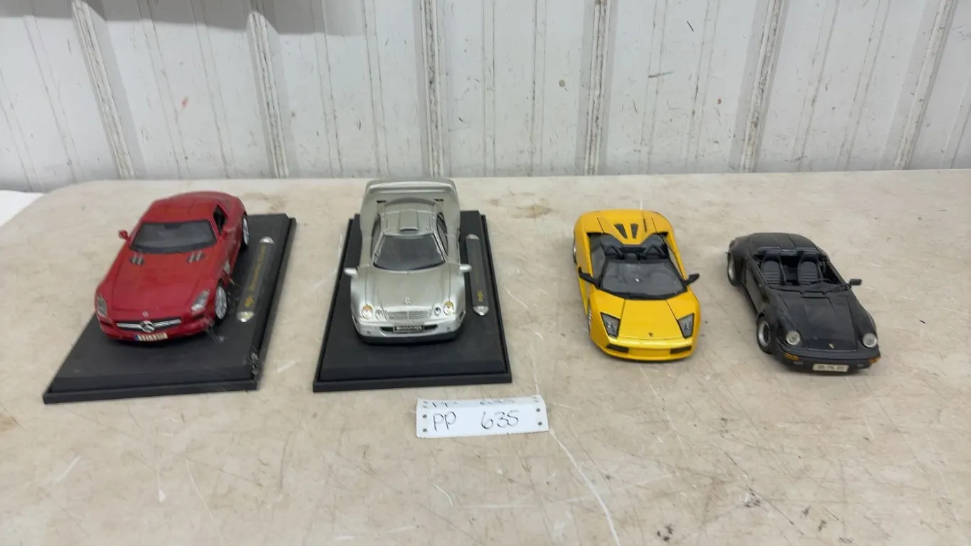 4 Diecast Cars 1/18 Scale, Maisto
