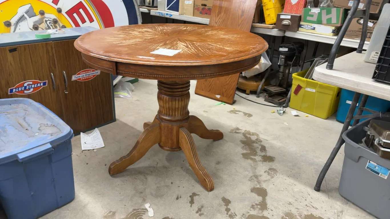 Round Oak Extendable Pedestal Dining Table with Beaded Apron and Fluted Base, 32 × 41” with 17