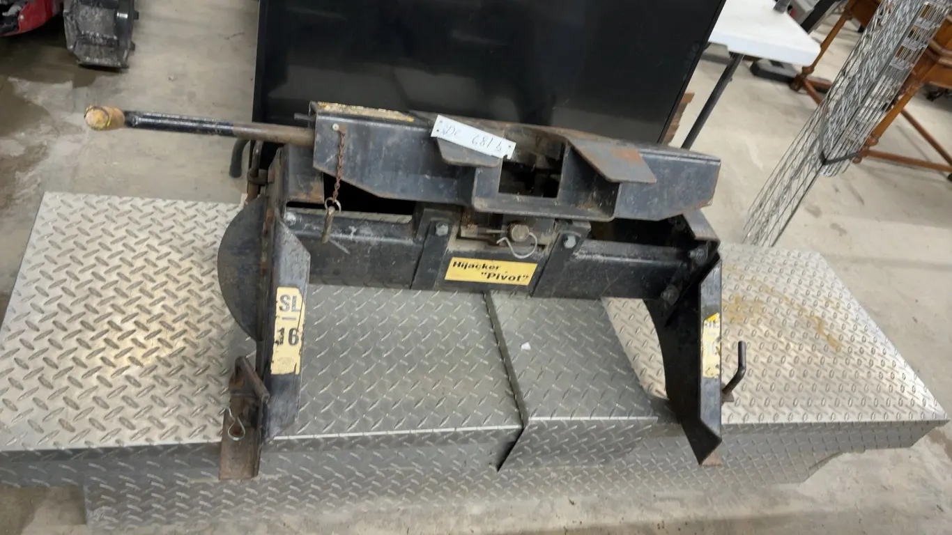Hijacker "Pivot" FWH 24 P Fifth-Wheel Trailer Hitch by Victoria Industries Limited