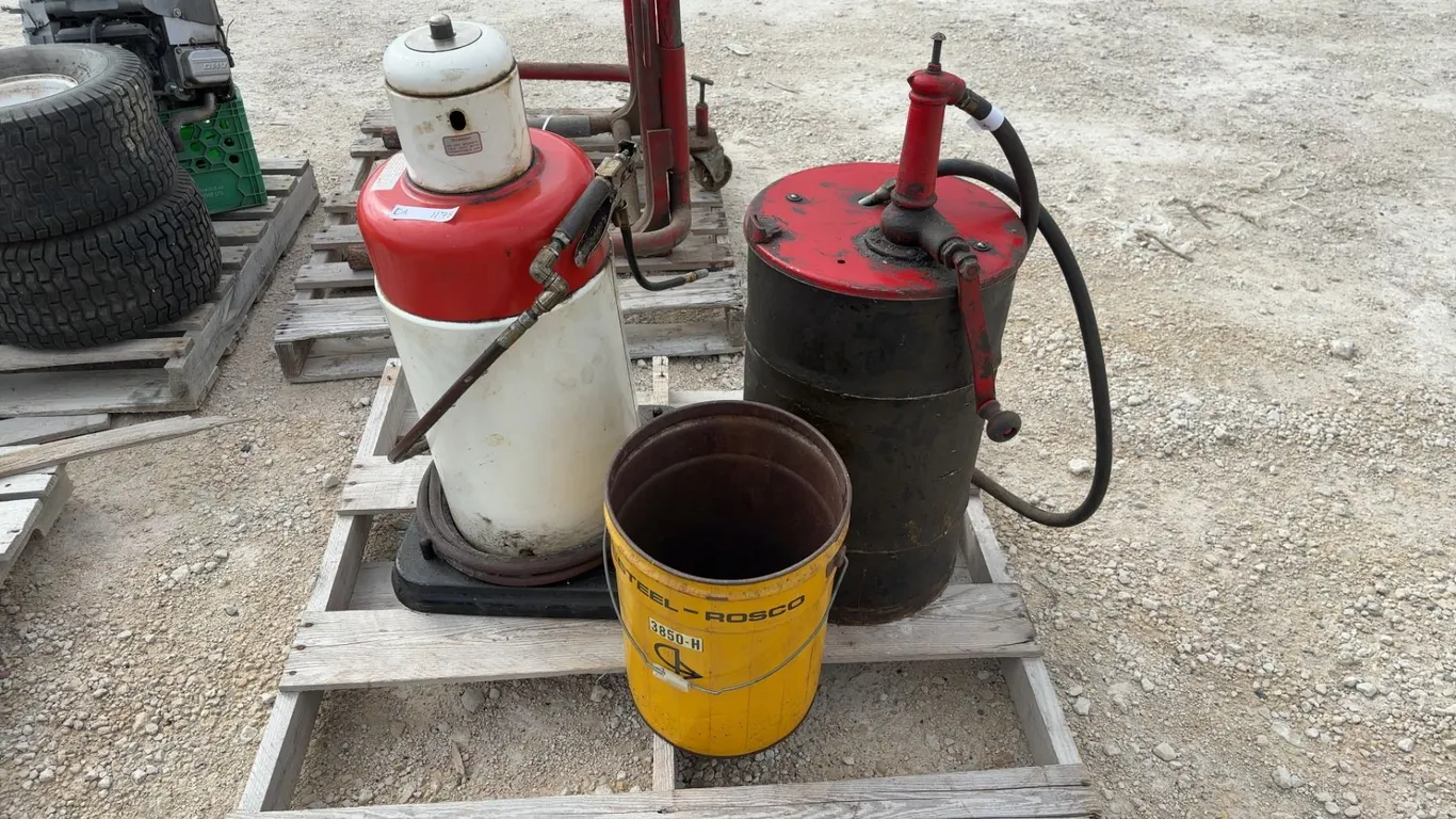 Lincoln St. Louis Grease Pump, Hand Pump Barrel, and Rosco 385D-H Bucket