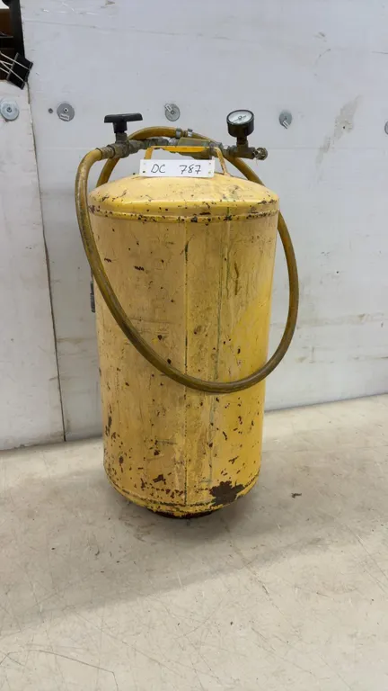 Portable Industrial Pressure Pot Tank with 160 PSI Gauge, Hose, and Valves